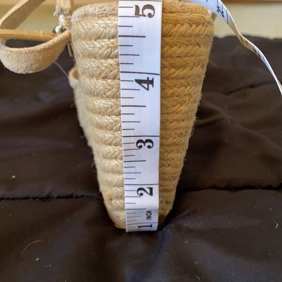 Size 6 M wedged Heels Color: tan - Picture 9 of 9